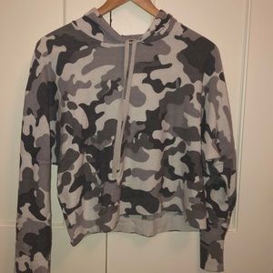Hooded sweater (camouflage print)